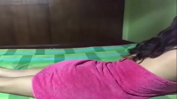 Frotter le clitoris pendant que le sexe peut la rendre excit&eacute;e