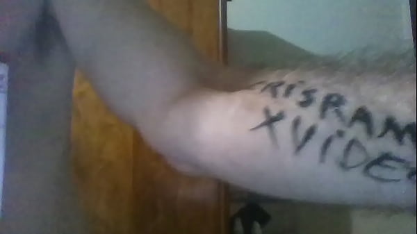 Pelado na frente do espelho