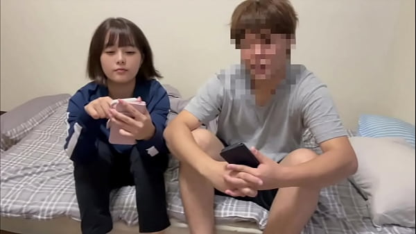 【カップルのプライベートSEX動画】おかあ◯んが帰ってくる前に彼氏のイカ臭いチンコを舐めて沢山突かれてイキまくりまくる彼女。