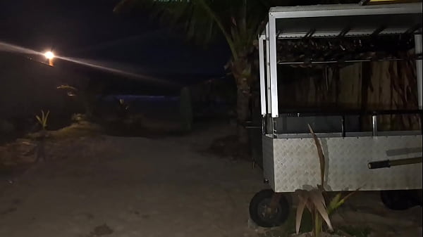 Fanny casada se exibe sem calcinha em publico na rua