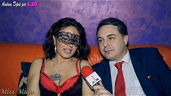 Sexy spogliarello di Miss Mina per Andrea Dipr&egrave;