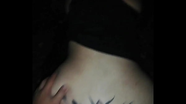 Mujer de 40 y joven de 20 al aire libre