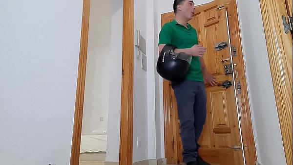 REPARTIDOR A DOMICILIO RECIBE CALIENTE MAMADA DE RUBIA MADURA