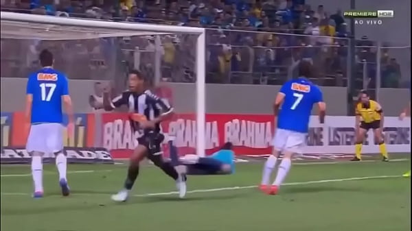Gola&ccedil;o Ronaldinho contra as maria