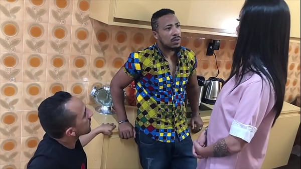 ESPOSA GRAVA SURPRESA PRO MARIDO E CHAMA DOIS HOMENS PARA FODER 