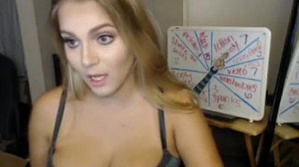 Big boobed camwhore rubbing her pussy