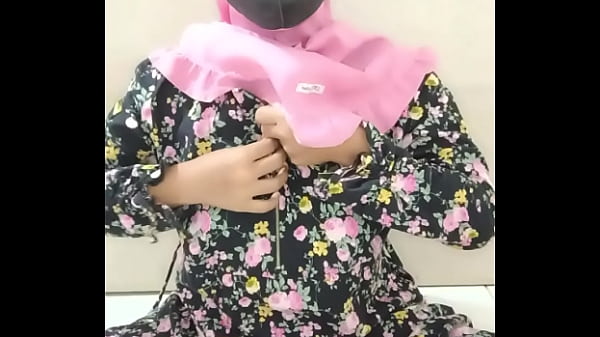 Adik tiri hijab sedang colmek untuk pacarnya