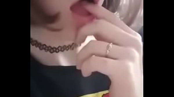 Se chupa los dedos esta perra