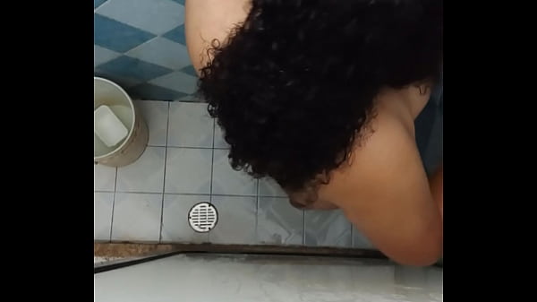 Espiando a mi cu&ntilde;ada cuando toma una ducha en el ba&ntilde;o  