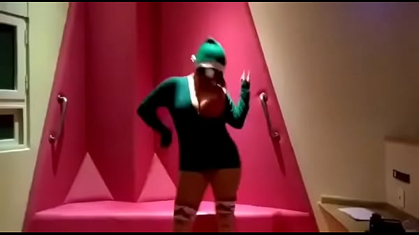 Lucy scort bailando sexy :3