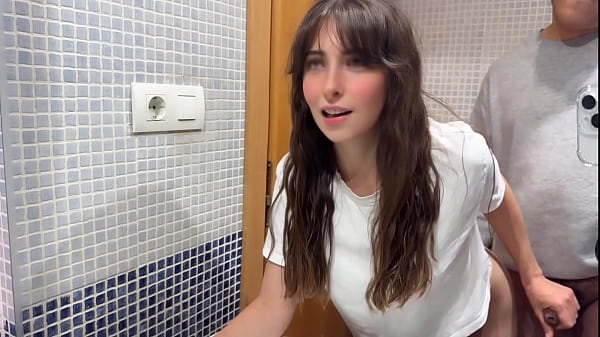 viejo de 46 a&ntilde;os gordo tiene sexo con amiga de su hijastra universitaria , tiene el co&ntilde;o peludo y follan sin condon