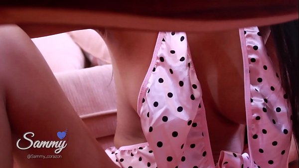 ESPIADA POR DEBAJO DE LA MESA