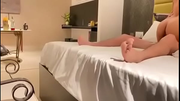 Comedor fazendo a novinha gozar na frente do marido dela  