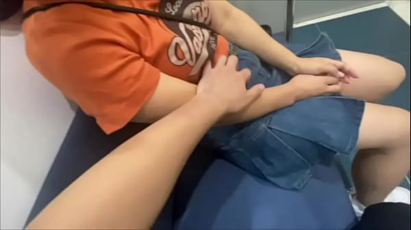 【素人】「ねぇ。ちんちん勃ってるよ。」大◯生彼女の身体を見て我慢できなくなった彼が電車降りて即ハメられる彼女