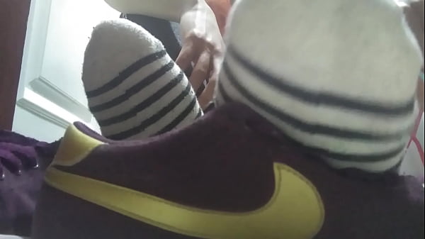 Size 9.5 shoes and barefeet  