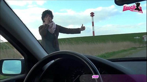 &Auml;LTERE DEUTSCHE DAME VON JUNGSCHWANZ BEIM TRAMPEN OUTDOOR GEPOPPT