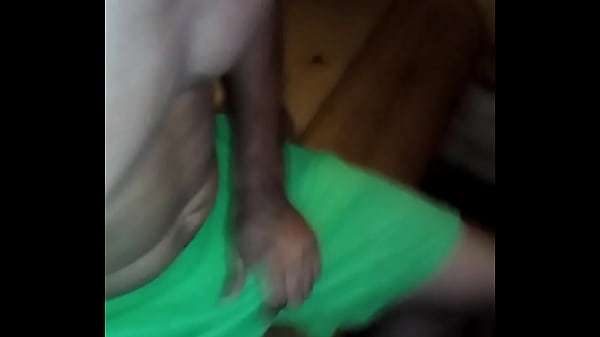 Sac&aacute;ndose el pene en el sauna