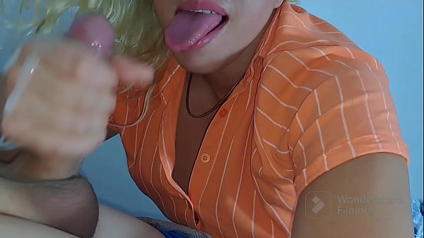 Rubia tetona disfruta chupar la verga del amigo de su esposo  