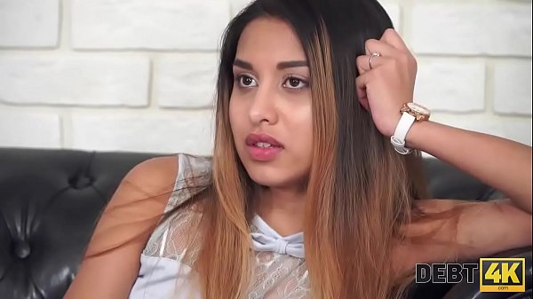 Debt4k. La petite mod&egrave;le Roxy Lips au corps hypnotisant a des relations sexuelles avec un &eacute;tranger pour dettes