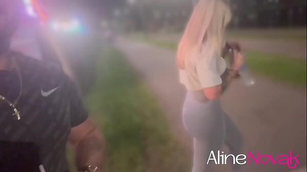 Reencontramos o motoboy no parque e fomos parar no motel! A loira gostosa adora uma aventura a tr&ecirc;s!