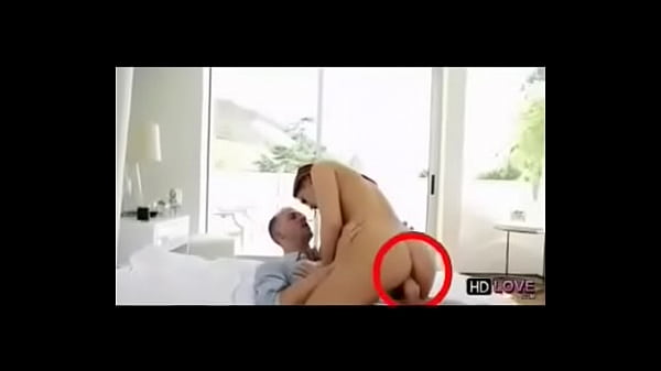 Le rompen la polla en 2 partes y salen los negros bailando