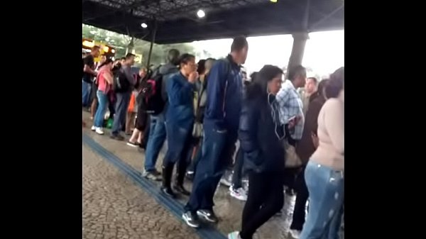 mina de jaqueta azul