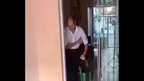 Velhinho toma leitinho na cara e gosa gostoso 100% ver&iacute;dico