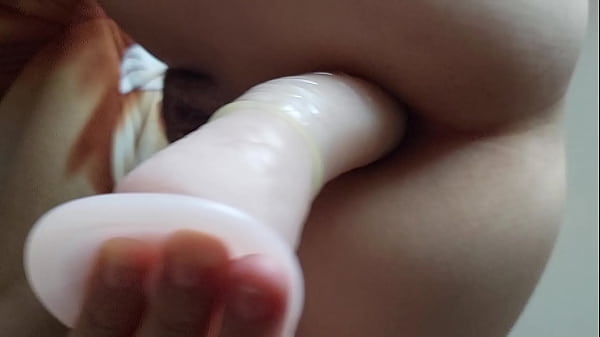 Me doy un buen anal con mi consolador