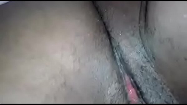 Salope black qui se masturbe