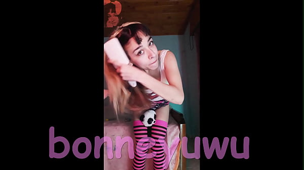 Bonneyuwu - 9:59 putita argentina se masturba con dildo transparente y cepillo 