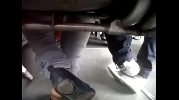 pies de mexicana en el camion