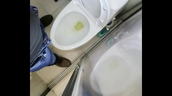 Caliente en el ba&ntilde;o del trabajo  
