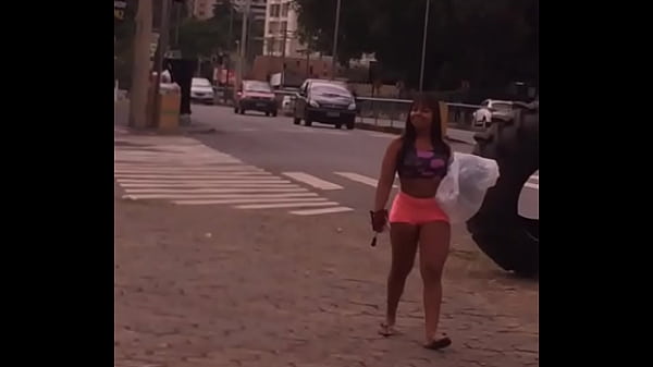 morena gostosa de short socado 