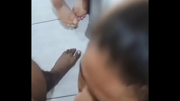 Corno passa vergonha broxando enquanto a esposa se perde na pica do neg&atilde;o