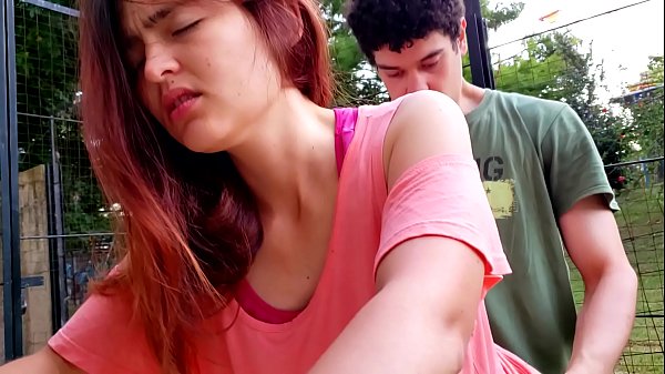 Garganta profunda y sexo duro en el parque con mi mejor amigo  