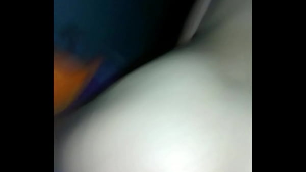 Me la ando cogiendo en su cuarto cuando se queda solita