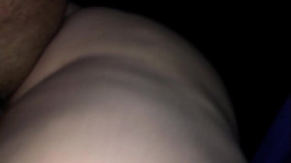 Mulher esfregando o tabaco na bunda do homem