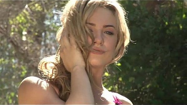 Bailey Blue's sexy outdoor solo  