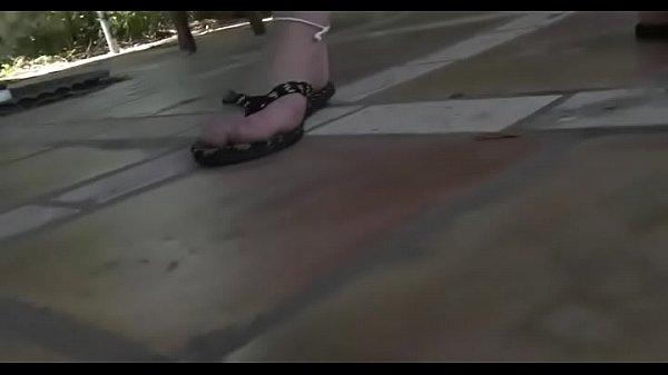 Cutie gets hawt feet worshipped