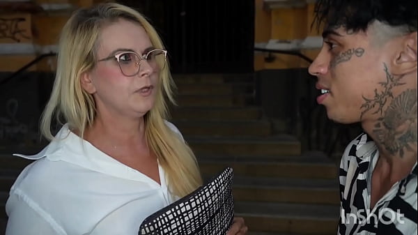 A pastora saindo da igreja foi abordada pelo um novinho tarado obcecado por sexo , A pastora leva muita piroca em sua terapia