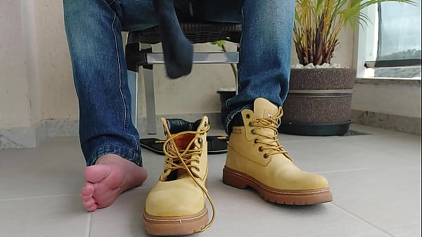 COLOCANDO MINHA BOTA DE TRABALHO AMARELA - SLUM01