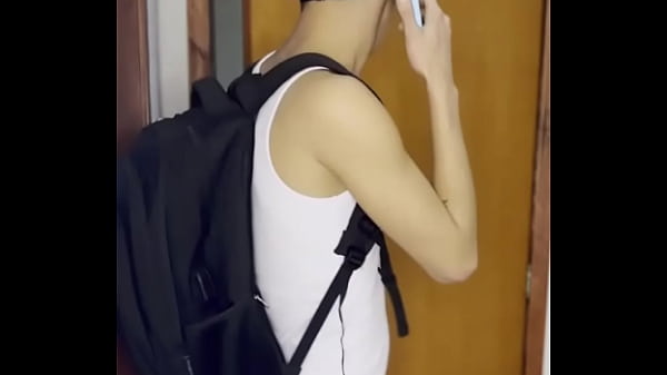 Sobrinho chega mais cedo e dar de cara com os tios fudendo