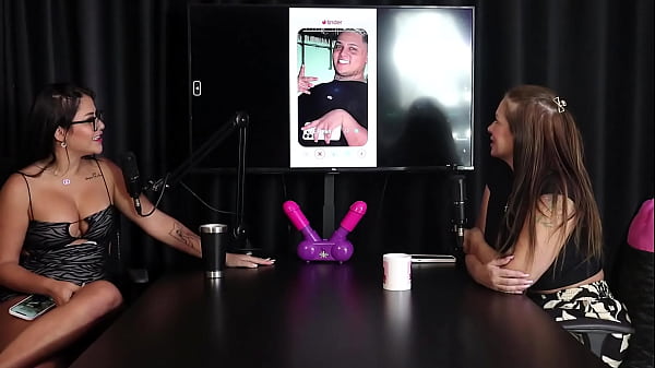 Foi fazer um conte&uacute;do, ficou de 4 e levou um murro na costela, ent&atilde;o gostou, e falou quem dava Match ou n&atilde;o no jogo do Tinder - Francis Simas (SHEER/RED)