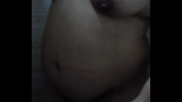 Gostosa rabuda no chuveiro  