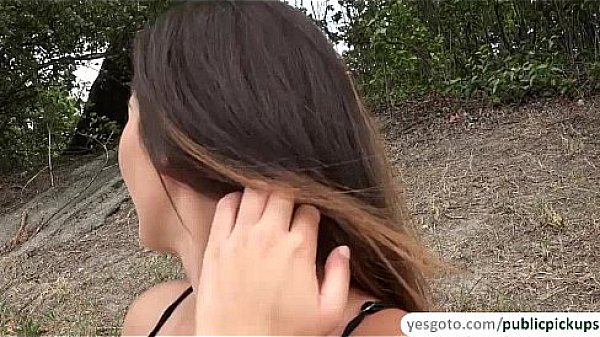 Watch this teen Nicole wearing sexy bikini at the river side