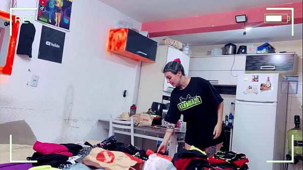 A c&acirc;mera de vigil&acirc;ncia do meu quarto pego arrumadeira com muito calor ela ficou com muito fogo e cheirando as calcinhas da minha esposa!