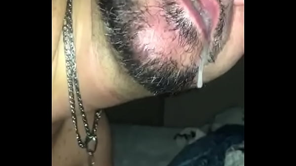 Argentino levando leitada na boca