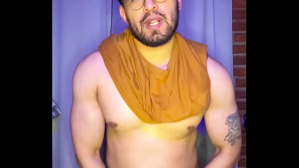 Gay chacal masturbando su vergota