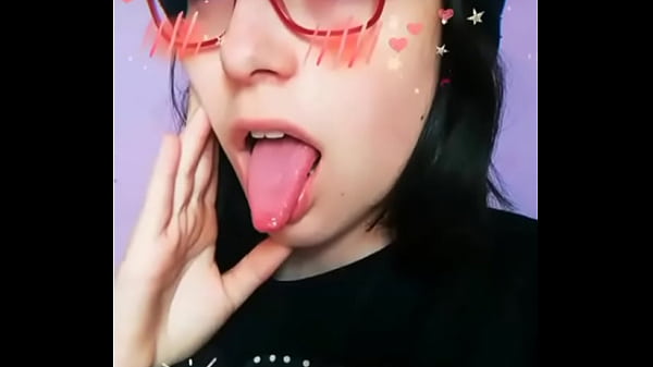 Chicha ahegao toca su nariz con la lengua