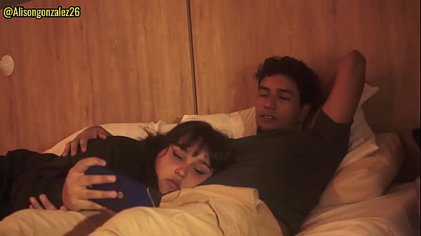 Viendo una peli con mi hermanastro y dejo que meta su pene en mi garganta antes de que lleguen mis padres